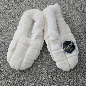 snoozies! Women It's Ok To Be Square Slipper Cream. Size Large. New.